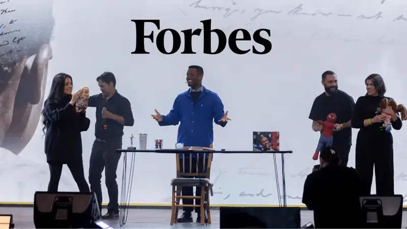 Tiago Rocha na Forbes Tiago Rocha destacado pela Forbes Brasil no palco